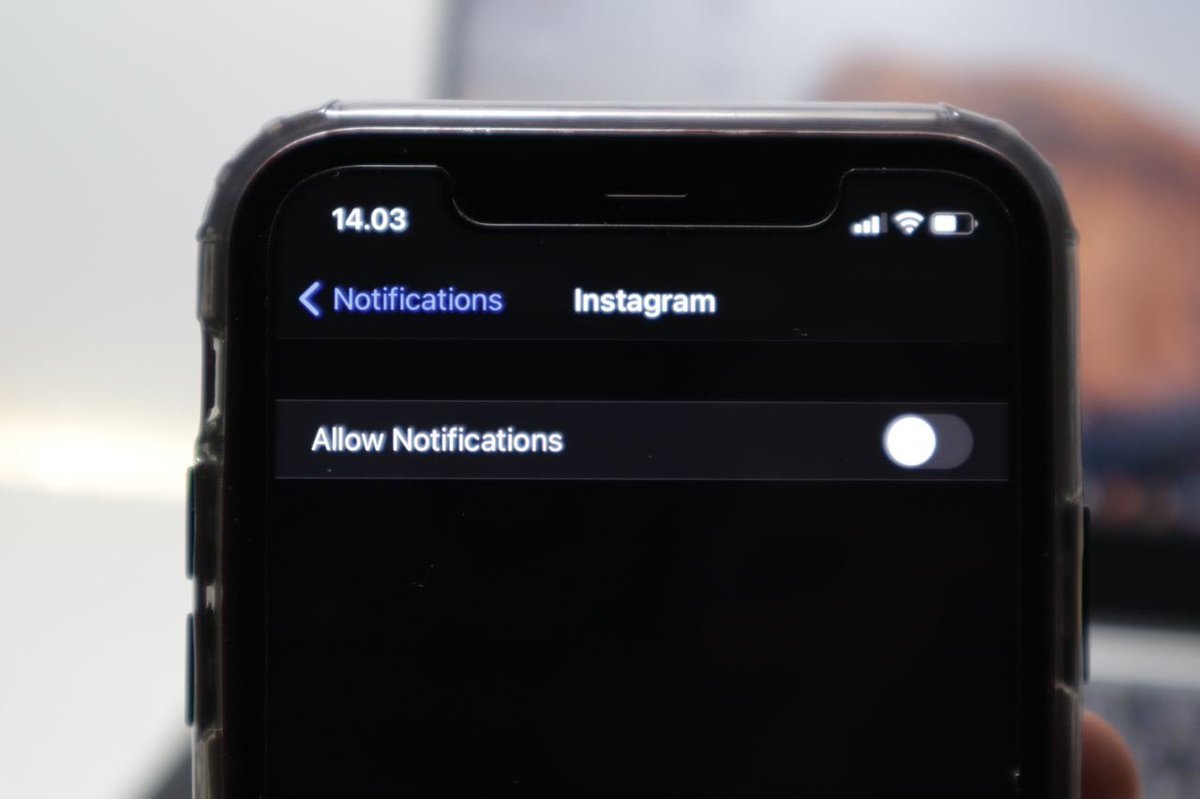 2. Matikan notifikasiMungkin kita sering sedang mengerjakan tugas dengan fokus atau sedang kumpul bersama teman tiba-tiba ada notifikasi yang muncul dan seketika fokus kita teralihkan ke handphone kita. Ada notifikasi yang penting dan ada juga yang kurang penting.