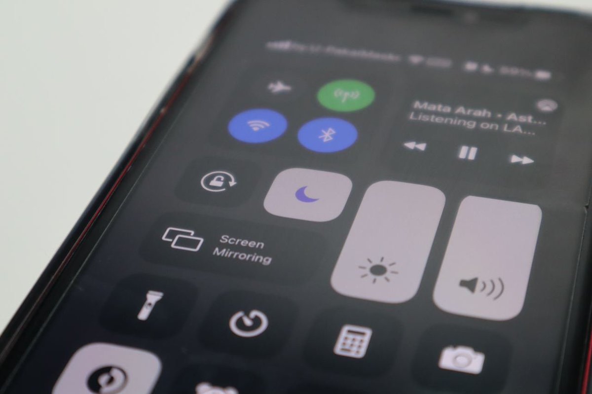 Aku juga sering mengaktifkan mode "Do-Not Disturb" untuk membatasi notifikasi yang masuk, hanya panggilan telepon aja. Karena sering mengaktifkan mode ini, sekalinya denger notifikasi terasa sedikit aneh hehe.