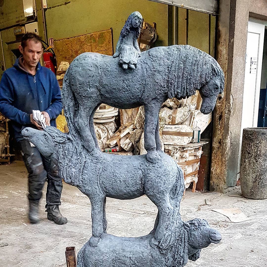 sophie_verger's tweet photo. [#AtelierSophieVerger] 👧🐘🐘🐘
Hier, première couche à la fonderie Chapon
Aujourd’hui, HAUTE ECOLE sera terminée! 😍
#Art #Animaux #animal #Horse #Cheval #Bobigny #Sculpture #sculptures #ArtWorks #Arwork #Photo #PhotoArt #ContemporaryArt #Contemporary #ContemporaryArtist #Atiste https://t.co/neQwk743CY