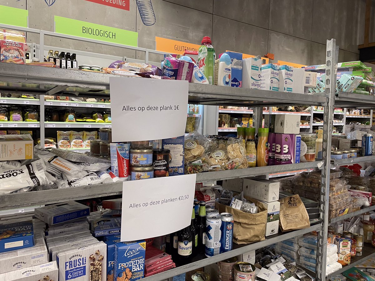 Anne_Meta's tweet image. Bij de ingang van @JumboSupermarkt een vriendelijke vraag om iets te kopen tbv de voedselbank, wat ik met alle genoegens van plezier doe. En achter in de zaak deze stellingkast aantreffen...