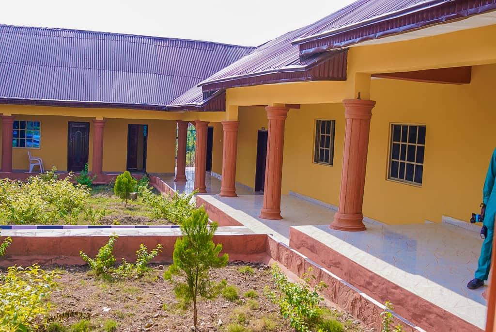 JohnFanimokun's tweet photo. Gov @GboyegaOyetola has commissioned newly-constructed court rooms at the High Court premises in Osogbo as part of events to mark the commencement of the 2021 Legal Year.
#OsunOtun #OsunProgress https://t.co/lYYsvQoqDW