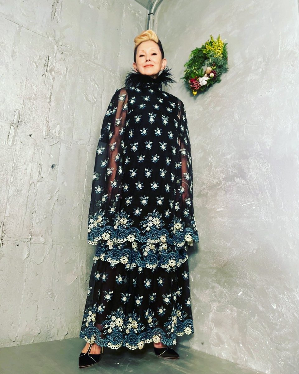 marinatsukides's tweet photo. @giftid729  
#朗読セッション
#マッチ売りの少女 
#21時
#YouTube

今日は、
 dress  @erdem
shoes  @malonesouliers
jewelry  @ileanamakri

　　　　👀てね〜 https://t.co/At6dmOBumV
