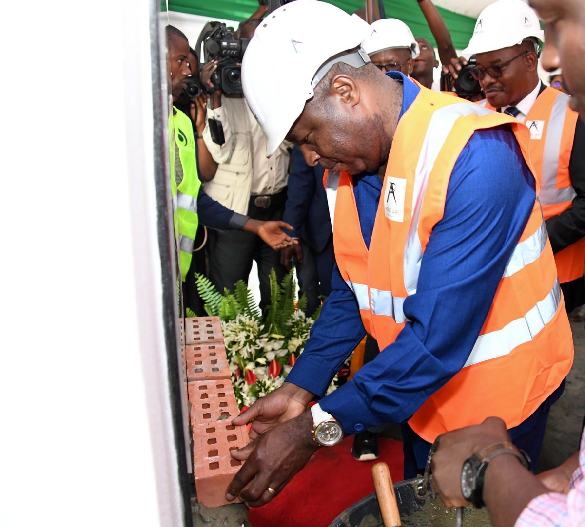 NtareHouse's tweet photo. #Burundi: Le Chef de l’Etat S.E @GeneralNeva vient de procéder à la pose de la première pierre sur le chantier du futur siège de l’Office Burundais des Recettes (@OBR_BI). La construction de cet immeuble, situé en @MairieBujumbura, est financée par l’Etat et sera livré en 4 ans. https://t.co/BuLqPxeRrt
