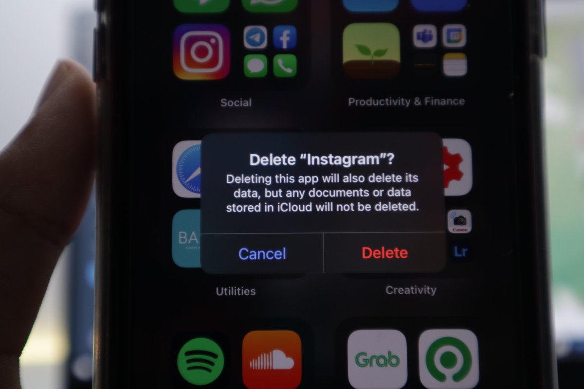 Aku menghapus TikTok, Twitter, dan beberapa hari yang lalu juga menghapus YouTube karena sering menjadi pelarian ketika merasa jenuh belajar. Masalahnya, belajarnya baru sebentar tapi langsung "sok jenuh" dan akhirnya menghabiskan waktu pada media sosial tersebut.