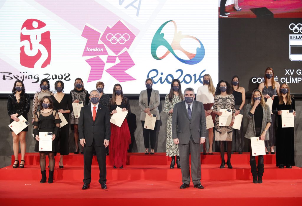 lauraesterwp's tweet photo. XV gala del COE, reconocimiento a todas las medallistas olímpicas! Pero lo mejor de todo ha sido pasar un rato con @JenniferPareja 😘! https://t.co/3zF0an6Ku1