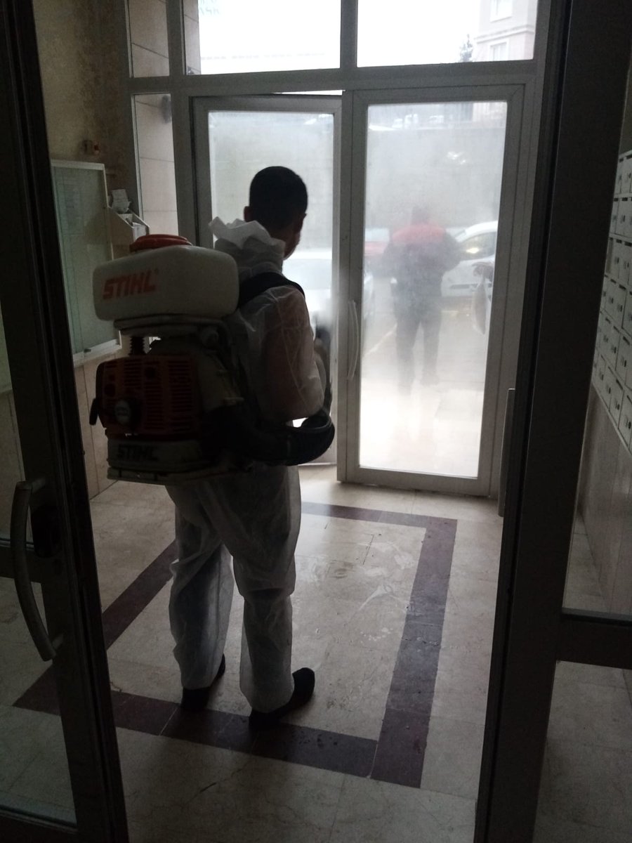 Covid 19 virüsüne karşı önlemlerimiz rutin devam ediyor..😷

Etkisi 15 süren gümüş katkılı dezenfekte ile, Blok girişlerinde günlük sık kullanılan, Asansör kabin içleri, blok giriş kapı ve kapı kollarını kapsayan dezenfekte çalışması yaptık.
#Maske #Mesafe #Temizlik