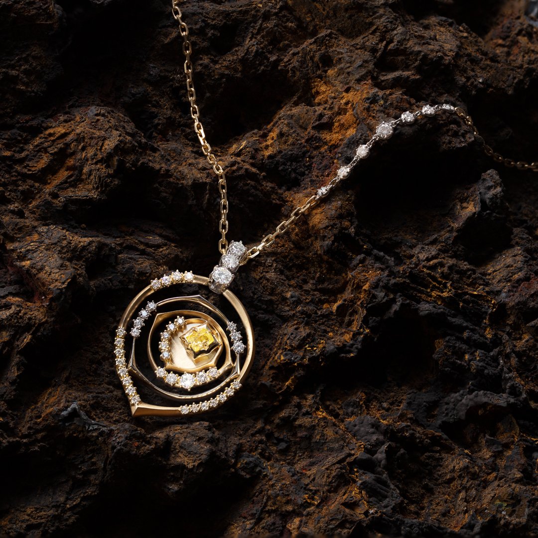 debeersgroup's tweet photo. #ReSetCollective mine-inspired diamond pendant by @jadetrau is now open for bidding. The yellow gold and platinum circular piece, will be auctioned by @sothebysjewels until 17 Dec. 100 per cent proceeds goes to @NAACP_LDF & @SSIIntl. Click here to buy https://t.co/eiSoLosuD8 https://t.co/jr1An6YVjb