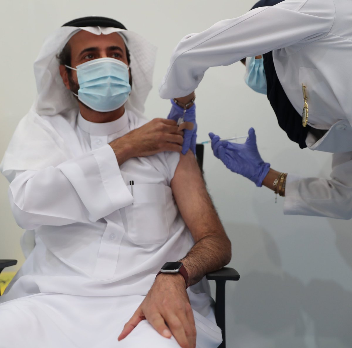 AJELNEWS24's tweet photo. عاجل 🔴 
.

.
وزير الصحة :

سعدت صباح اليوم بأخذ لقاح كورونا مع مجموعة من المواطنين .. وأشكر خادم الحرمين الشريفين وسمو ولي العهد الذين جعلوا صحة الإنسان أولاً .. واليوم بداية انفراج هذه الأزمة ومتفائلون بقرب نهايتها.
. https://t.co/klrunRvfNl
