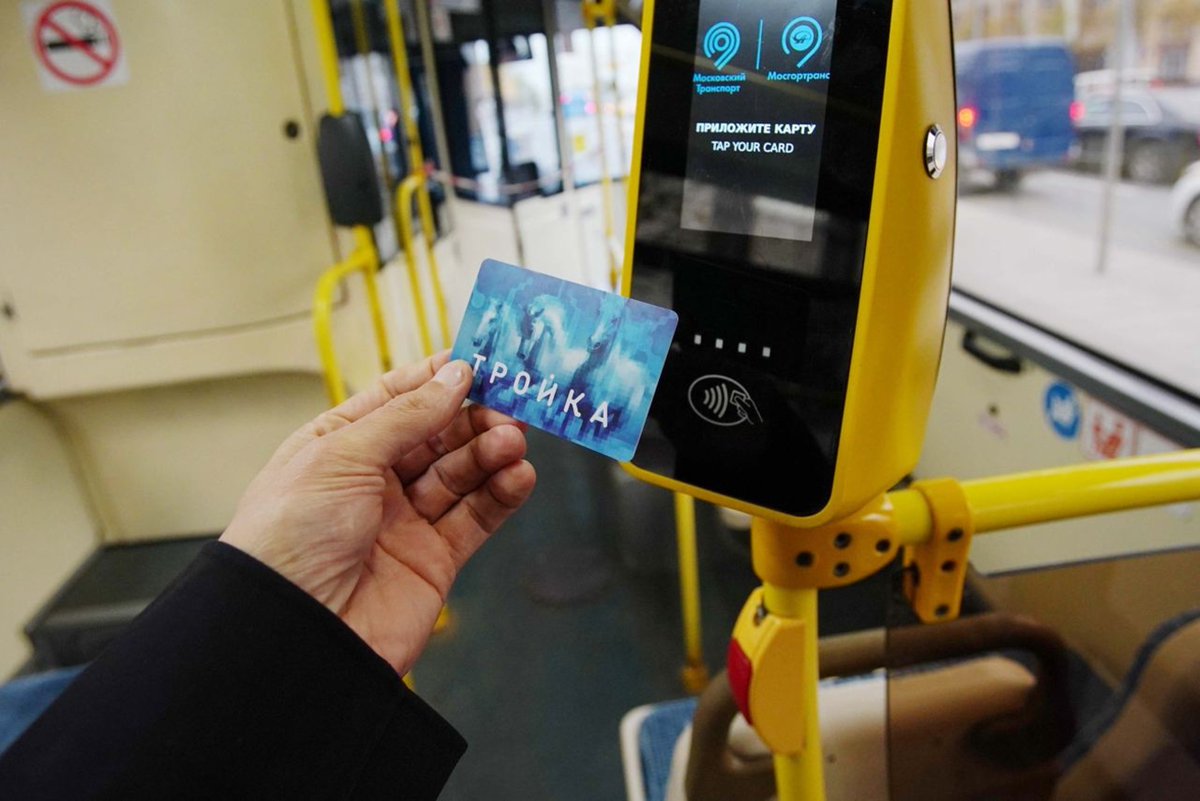 Как пополнить подорожник в автобусе. Валидатор в автобусе для активации. Терминал для активации подорожника в метро. Как пользоваться картой в автобусе. Как активировать в автобусе.