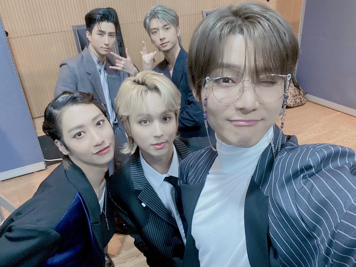 official_ONEWE's tweet image. [#ONEWE]

잠시 후 6시, Mnet 엠카운트다운🙌🏻
우리 위브 여러분 마지막까지 원위와
함께 본방사수 부탁드려요🤍

#원위 #위브 #기억_속_한_권의_책