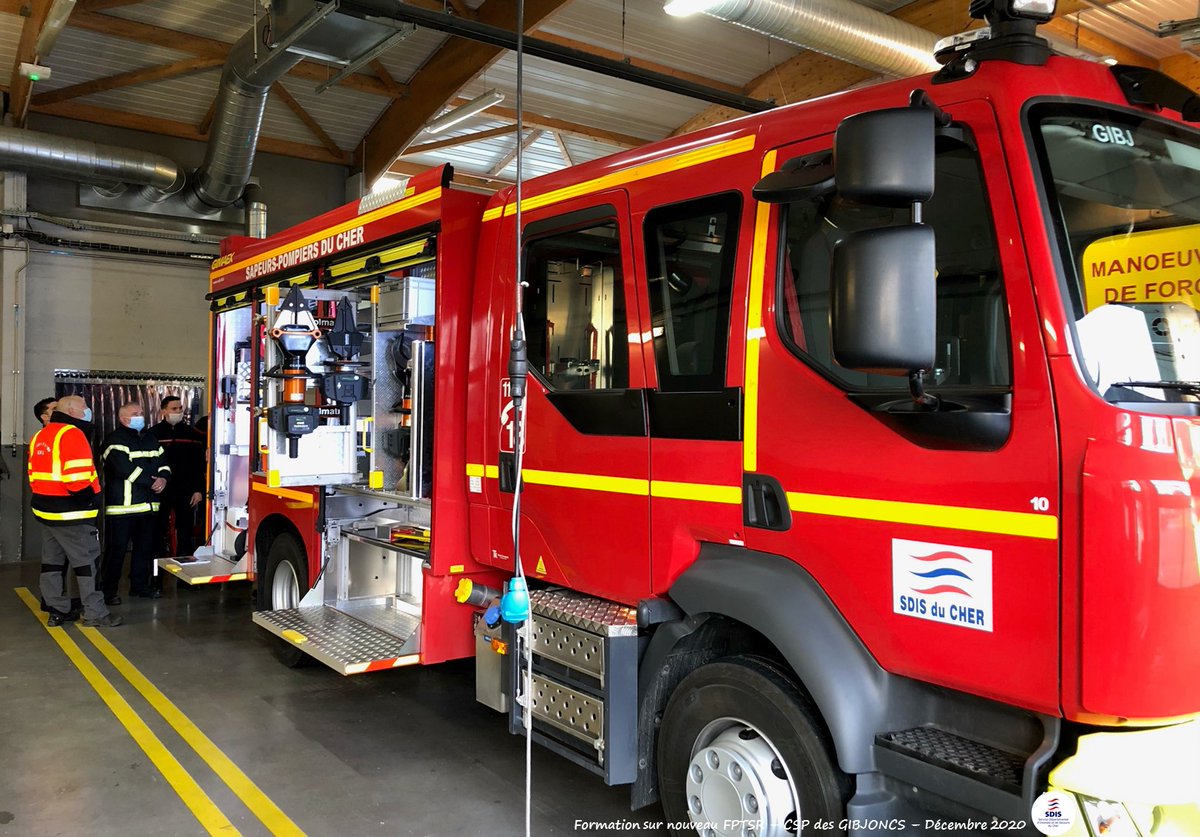 SDIS_18's tweet photo. #jeudiphoto de #vehicule
#formation sur nouveau #Fourgon Pompe Tonne #Secours Routier par l'équipementier 
👉 prise en main
👉conduite
👉utilisation de la pompe
Des explications indispensables à un usage adapté 👌
[#Video de #présentation 🚒 à venir 🤞]
#pompiers18 #rvi #gimaex https://t.co/5zubt5YrFV