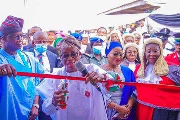 TheresaTekenah's tweet photo. Osun state Gov @GboyegaOyetola commissions the newly-constructed court rooms at the High Court premises in Osogbo. Assures judiciary of requisite infrastructure, welfare for effective discharge of their duties to society in the 2021 legal year.
#OsunOtun #OsunProgress https://t.co/39EuBJG6TV