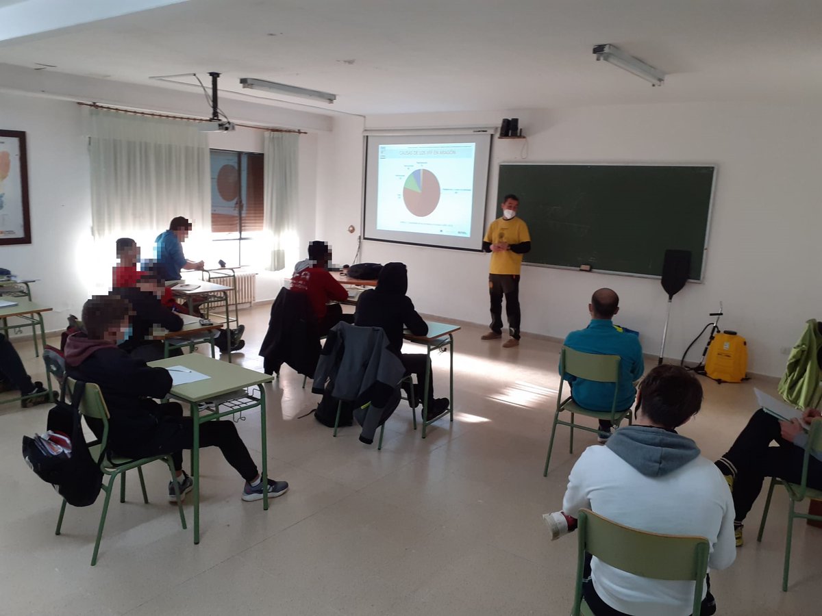 IIFFAragon's tweet photo. Ayer disfrutamos de actividades prevención #IIFFAragón en #CEIPSanRoque, #MaríadeHuerva y en la escuela de futuros trabajadores forestales #EFABoalares, #EjeadelosCaballeros. No solo la formación es esencial, además la sensiblación en #IIFF es indispensable
@GobAragon @IIFFAragon https://t.co/dkJI9XQCcC