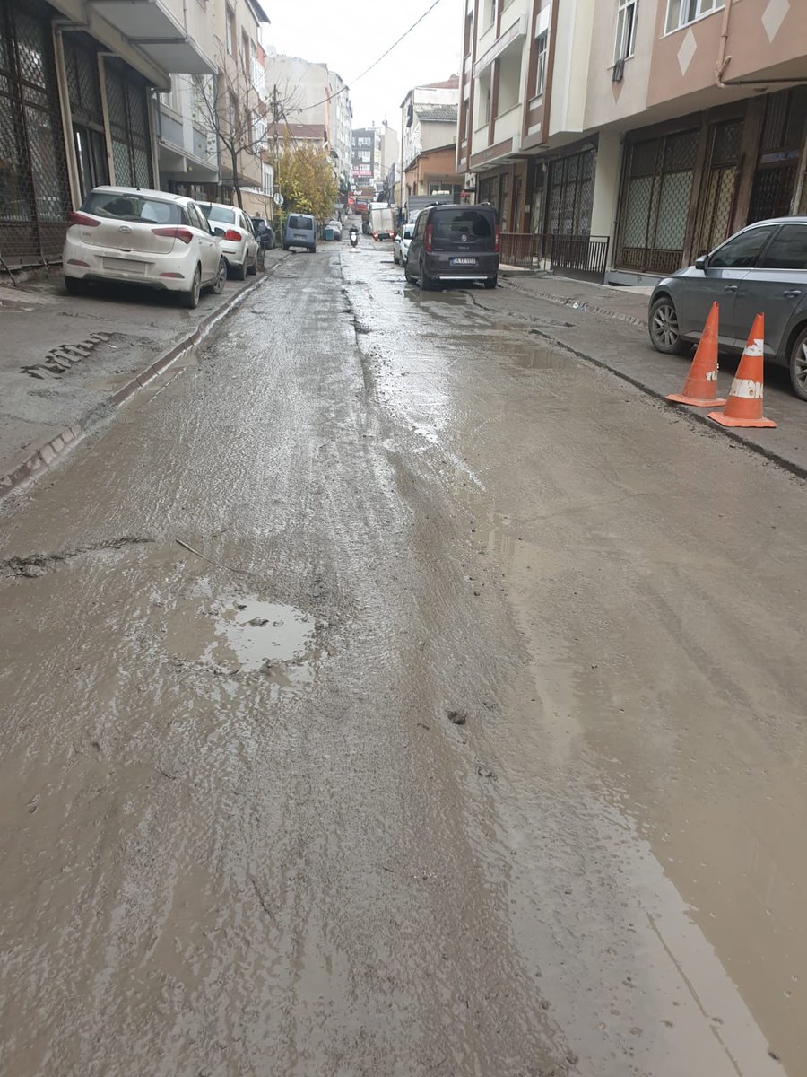 NurullahARSLAN9's tweet photo. Yıl 2020 biz 1,5 -2 aydır bu rezilliği çekiyoruz.Hava güzel olduğunda toz , yağmurlu olduğunda çamur.  (Tepeüstü mah. Fatih sok. ) Bu hanginizin pisliğiyse artık temizleyin bi zahmet ! @iskignmudurlugu @iski_destek @istanbulbld @umraniyebeltr https://t.co/JtFrBu30Ty