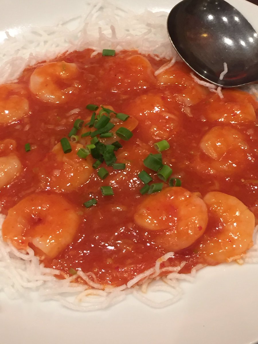 これはエビチリとなんとかチャーシューとマンゴーアイスと猫の写真です 