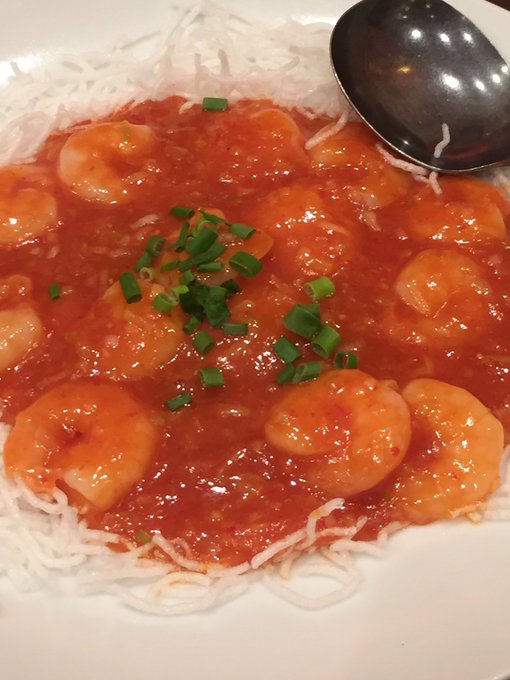 これはエビチリとなんとかチャーシューとマンゴーアイスと猫の写真です 