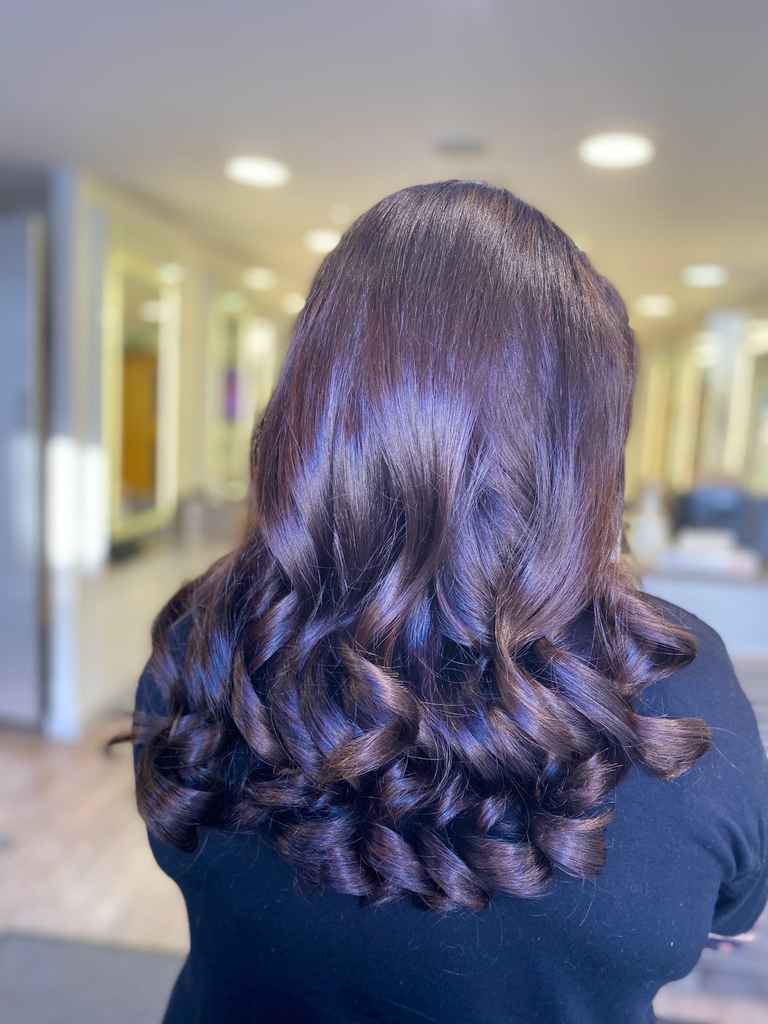 Beautiful brunette tones and curls 😍 What more could you need? Beautiful created by @eleanorbell_hair 🖤

If you're feeling inspired don't forget that you book in for a consultation and discuss your options with our talented team...

#hairinspo #janetmaitlandhairexcellence