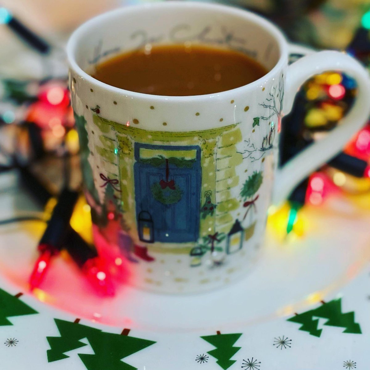 DA_WestFife's tweet image. An early start this morning to our #25MugsOfChristmas. This one is number 17 and says "Home for Christmas" on the inside. Think that's where we all should be Christmas 2020? 🎅
#StickWithItFife
#StayHome
#StayAtHomeSaveLives