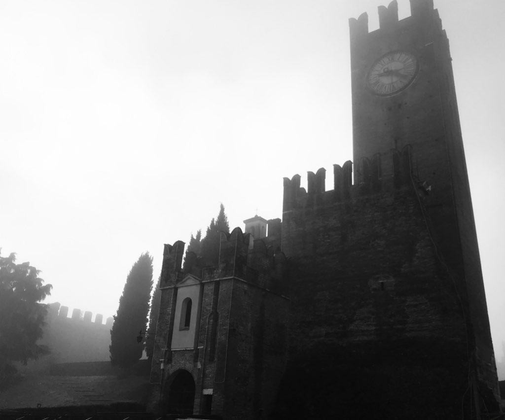 Villafranca di Verona #today - il #CastelloScaligero immerso nella nebbia #CittàInUnaFoto