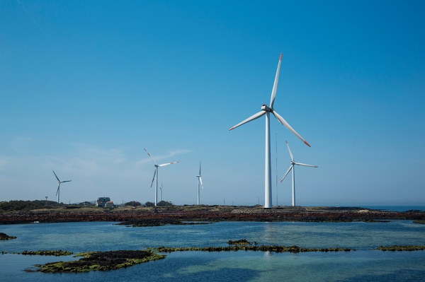 [수협 #해상풍력 제동, 빛 발했다]

그동안 일방적이고 무분별하게 추진되었던
#해상풍력발전 으로 인한 #어장 피해를 최소화하기 위해
#수산계 머리를 맞대며 제도개선을 이끌어 냈습니다!

▶자세히보기 : bit.ly/2J12AXc

#수협중앙회 #해상풍력대책위 #어업인 #신재생에너지