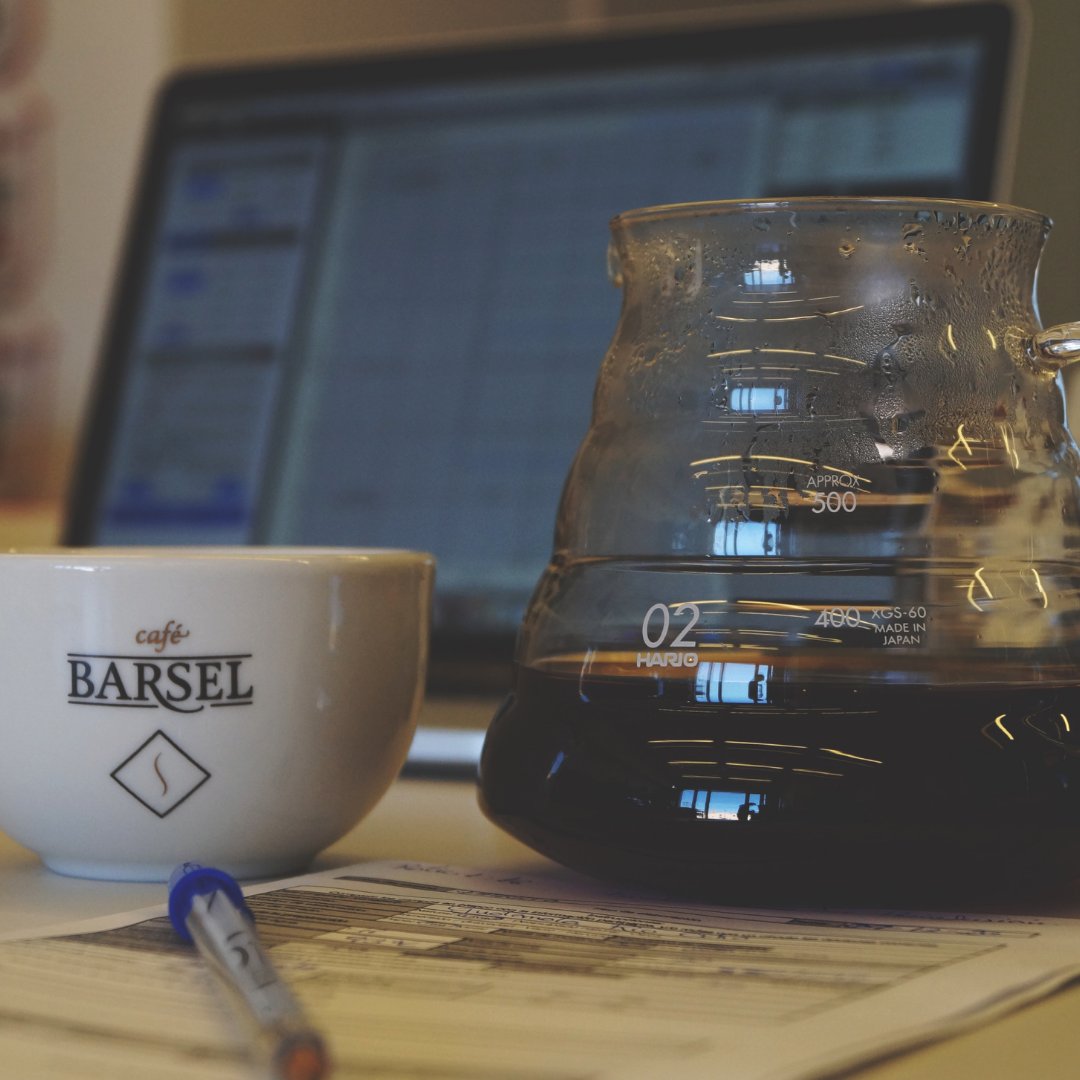 CafeBarsel's tweet photo. El café y la cafeína ☕ 🔖
 
Como todos sabemos, la cafeína mantiene despiertos a las personas. Se debe a que la adenosina cuando se une a sus receptores nos haría tener sueño sin embargo la cafeína impide que esto pase. https://t.co/4xoQU71sp3