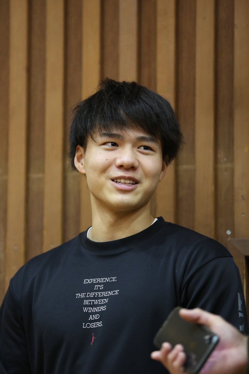 gekkan_basket's tweet photo. ウインターカップまであと6日。月バスでも毎年恒例の注目校訪問をしたのですが、そこで東山の元キャプテン脇阪凪人くん @nagito_0717 に遭遇👀
彼は今、何を思って日々をどう過ごしているのか？
そんなことを聞いてみました
#福岡第一との準決勝はアツかった
https://t.co/UnmK1kUPHG https://t.co/IAYul97WSm