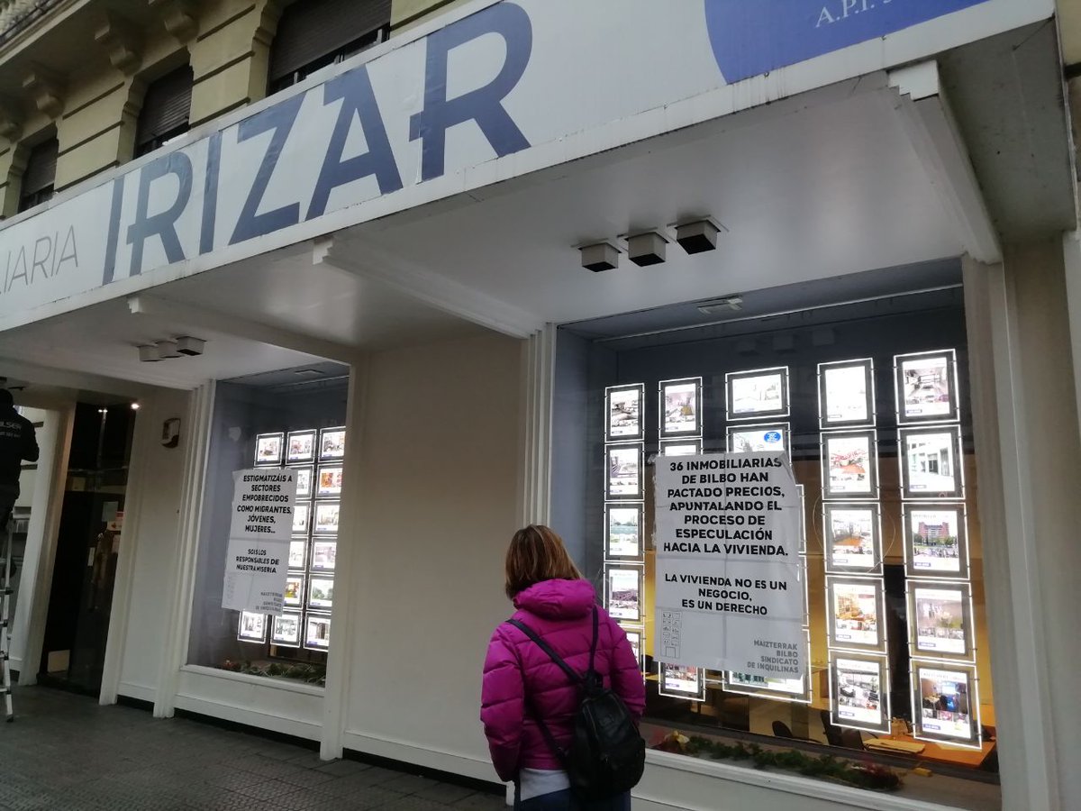 MaizterrakBilbo's tweet photo. 🙂Vaya, vaya... Las principales inmobiliarias de #Bilbao han amanecido empapeladas...

La vivienda no es un negocio.
¡Sois responsables de nuestra miseria!

✋🏼STOP higiezinen agentzien gehigikeriei🚫
¡ETXEBIZITZARAKO 
SARBIDE UNIBERTSALA ORAIN!

#DiscriminaciónInmobiliaria https://t.co/kUgh57oTjP