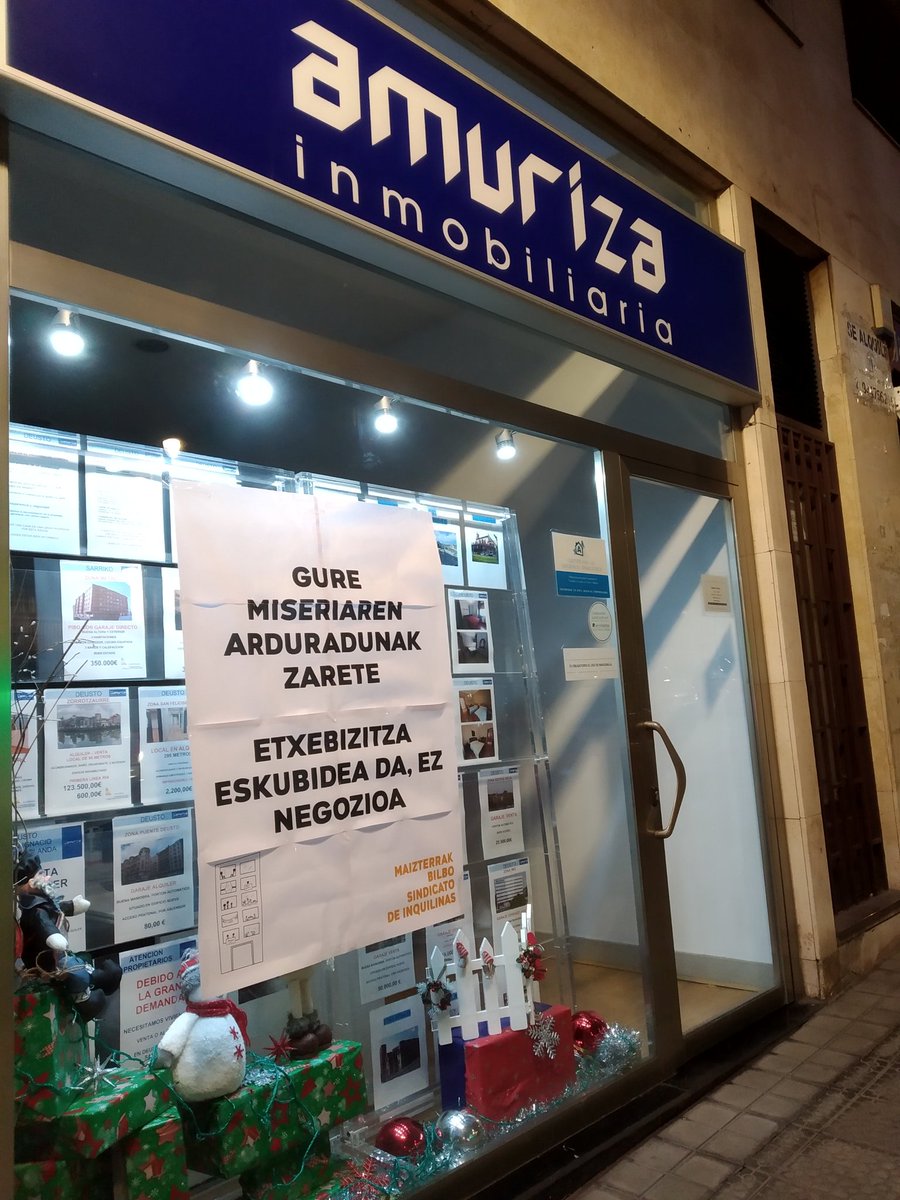 MaizterrakBilbo's tweet photo. 🙂Vaya, vaya... Las principales inmobiliarias de #Bilbao han amanecido empapeladas...

La vivienda no es un negocio.
¡Sois responsables de nuestra miseria!

✋🏼STOP higiezinen agentzien gehigikeriei🚫
¡ETXEBIZITZARAKO 
SARBIDE UNIBERTSALA ORAIN!

#DiscriminaciónInmobiliaria https://t.co/kUgh57oTjP