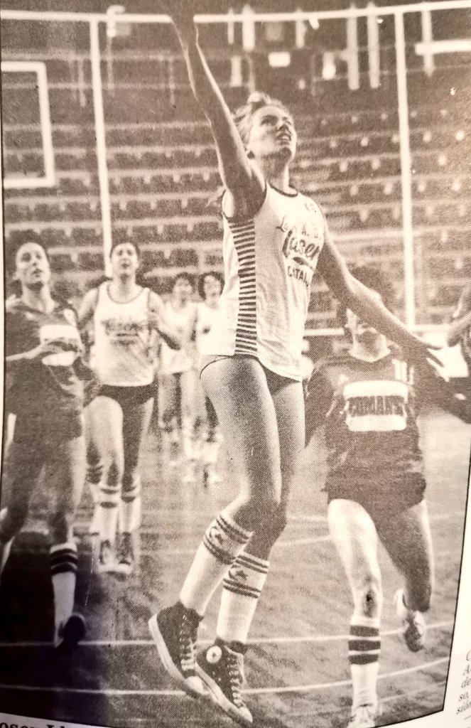 AgrasFernando's tweet photo. Una jovencísima #RoseLlop en el #Adepaf La Casera #LigaFemenina 1980/81 #Palau enfrentada a su futuro equipo #Picadero #basketfem https://t.co/XokPgUgCll