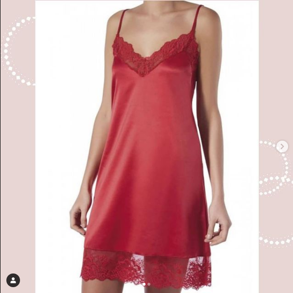EvaIntima's tweet photo. Parece que estas Navidades tocará quedarse en casa. Apostar por un camisón en rojo es acierto seguro. Sexy, cómoda y preparada tanto para brindar como para ir a dormir 😉
WhatsApp 977 380 137
Te atenderemos encantadas 🥰
#janira #rojopasion #comerçdeproximitat #modaintima https://t.co/Kmv86KtuZj