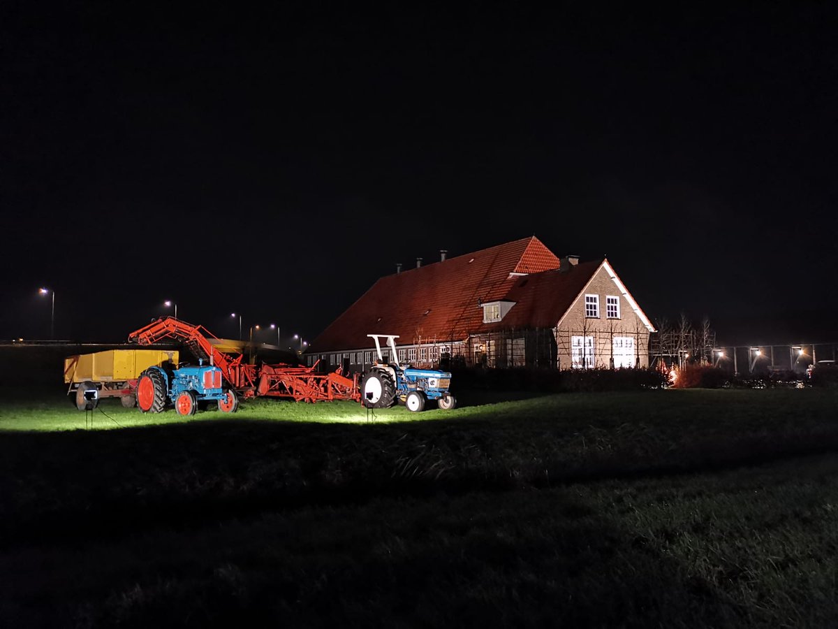 Afgelopen weekend was de audiotour van de <a href="/LichtrouteNOP/">Verlichte Boerderijenroute Noordoostpolder</a> de best beluisterde <a href="/iziTRAVEL/">izi.TRAVEL</a> audiotour ter wereld. Naar schattig reden ongeveer 2000 auto's de route. Komend weekend is de route ook nog te volgen. #verlichteboerderijenroute #weekendtips #noordoostpolder