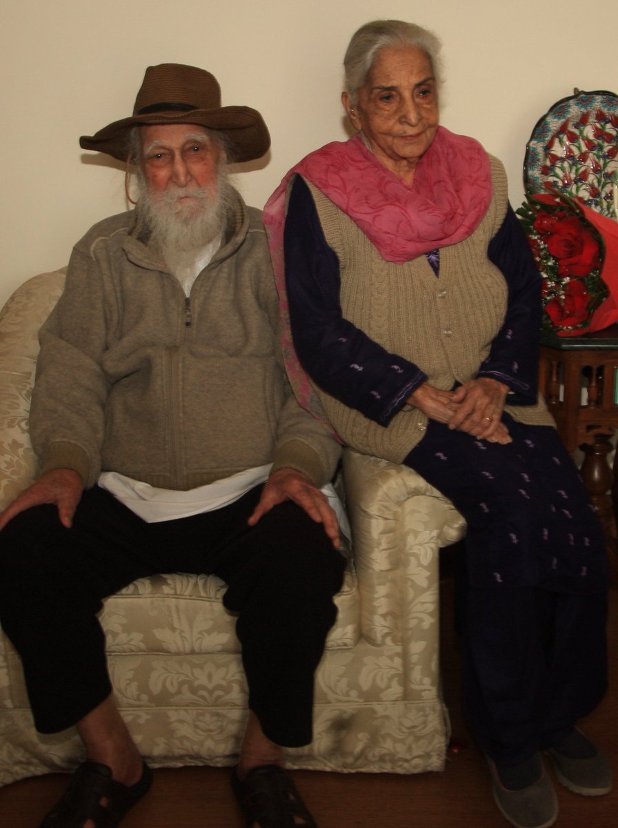 prodefencechan1's tweet image. Controller General of Defence Account(#CGDA) felicitated Col Prithipal Singh Gill (Retd),a WWII veteran , only Indian to serve Army , Navy and Air Force , by presenting  him revised Pension Payment Order (PPO) and a plaque.@SpokespersonMoD @cgdaoffice @adgpi @IAF_MCC @indiannavy