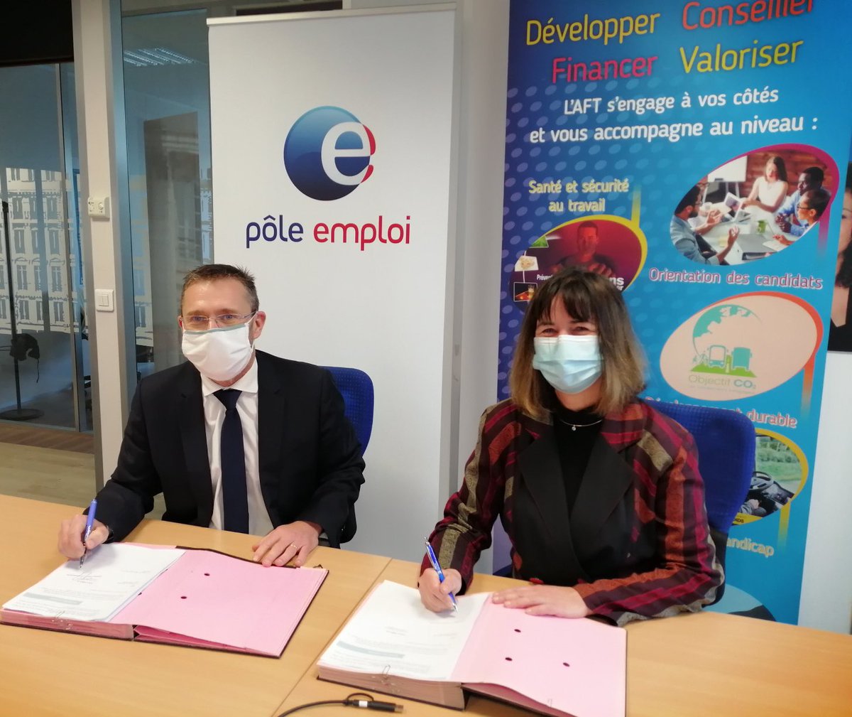 Partenariat 🤝 <a href="/AFT_TL/">AFT TRANSPORT & LOGISTIQUE</a> et @poleemploi_NA 
Objectifs : promouvoir les métiers du transport et de la logistique, fiabiliser et réussir les recrutements. 
📌 3749 offres d’emploi (dont 1513 CDI) en #NouvelleAquitaine sur pole-emploi.fr