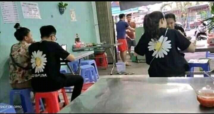 halupulisi's tweet image. kita adalah rasa yang tepat di waktu yang salah