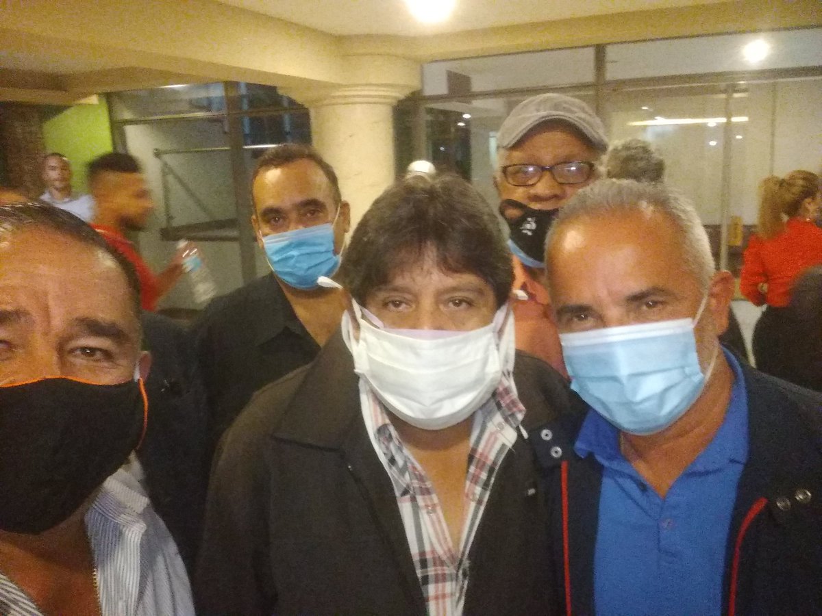 joselider1's tweet photo. Compartiendo con nuestro Líder Comandante @FreddyBernal profesor @GamezDiogenes @guerrerodouglas Víctor Machado. https://t.co/rPYyIaJR2K