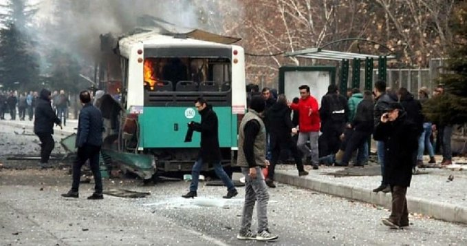 Bundan tam 4 yıl önce Kayseri’de çarşı iznine çıkan Mehmetçiklerimizi taşıyan araca PKK'lı hain teröristlerce düzenlenen saldırıda 15 fidanımız şehit olmuştu.
Bu memleketin evlatlarına ölümü reva görenleri de o hainleri temize çıkaranları da bu millet unutmayacak!
#17Aralık2016