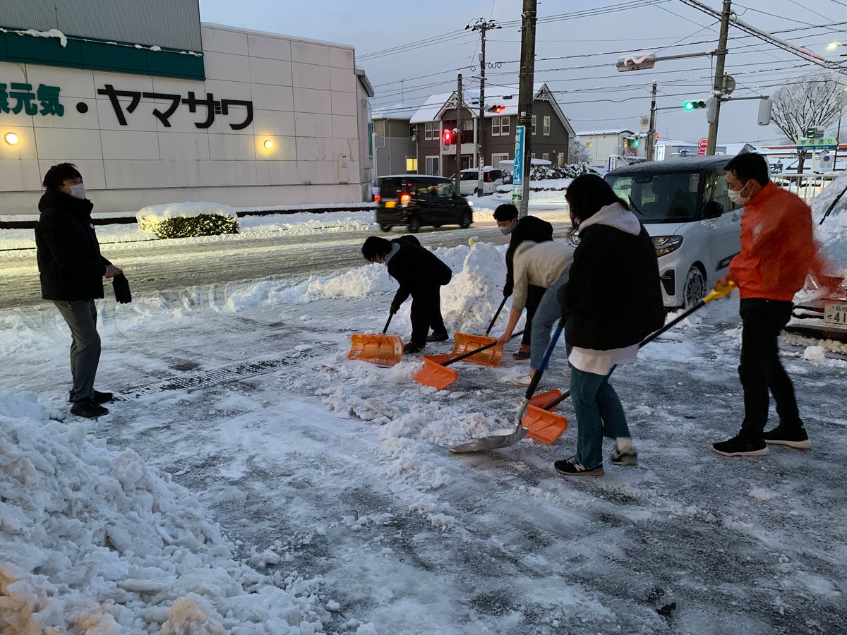 仙台リハビリテーション専門学校 こんばんは 今日は雪がすごかったですね 当校にもいっぱい積もりました 教員 有志の学生 バスの運転手さんで雪かき これで明日も安心です 手伝ってくれた学生さん ありがと 筋肉痛にならないように願って