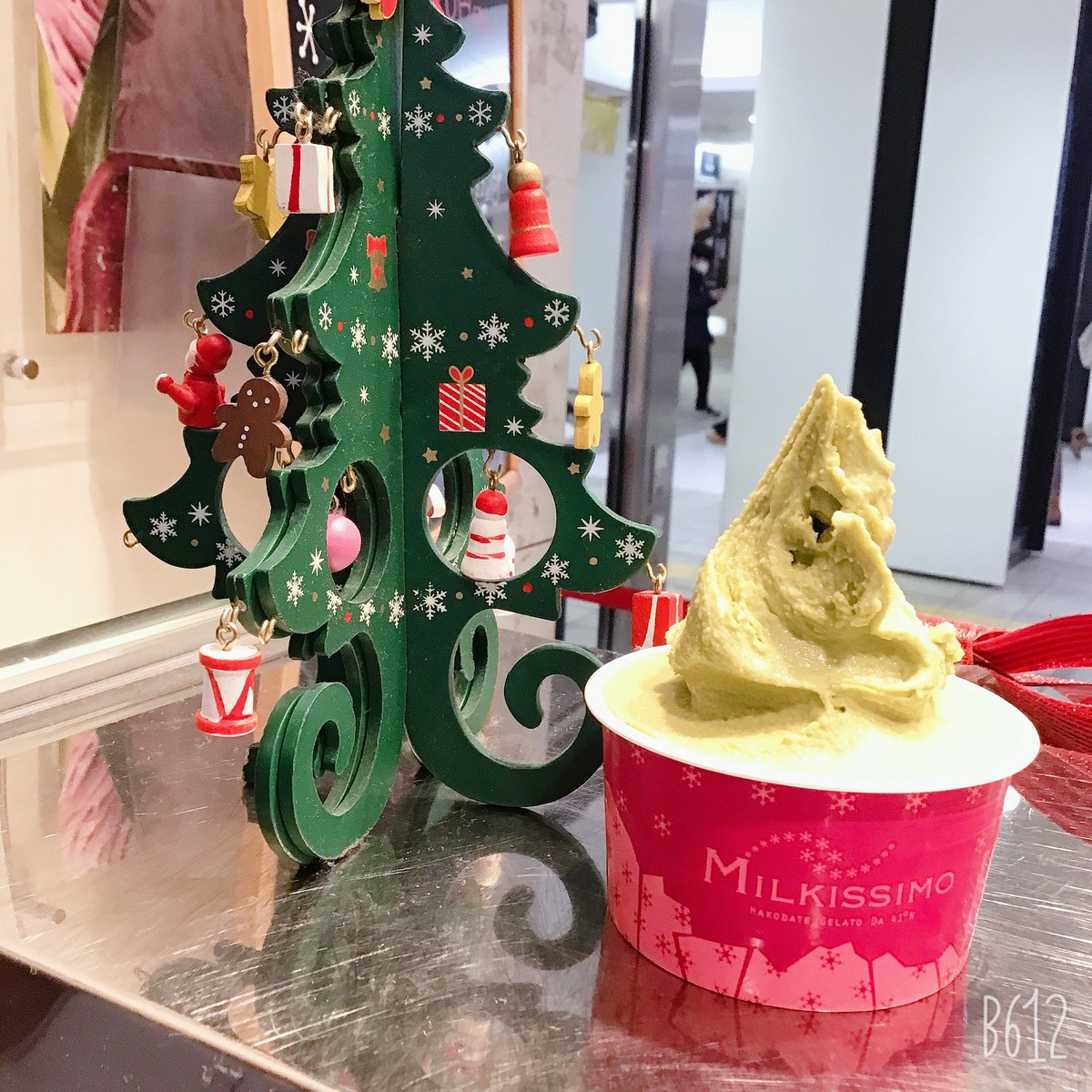 MilkissimoA's tweet photo. ただいま、ショーケースには
#抹茶ミルク 🍃🐄
が並んでおります😆

宇治の抹茶とミルクの上品な味わい🥛

和風なフレーバーの
#黒ごまミルク や
#加賀棒ほうじ茶ミルク
と合わせてダブルにしても
おすすめです✨

シングルサイズのみテイクアウトもございますのでおうちでもお楽しみいただけます https://t.co/shWOR7JTg7