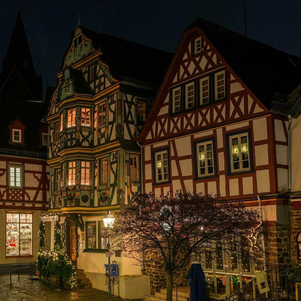 Erster Abend im harten Lockdown in Idstein. 

#idstein #city #lockdown #advent #stadt #leere #corona #weihnachtszeit #weihnachten #christmas #taunus #viltrox33mmf14 #fujifilmxt3 #stadtidstein #idstein24 #hessen #altstadt #killingerhaus #heimatliebe instagr.am/p/CI5J9N0AxoE/