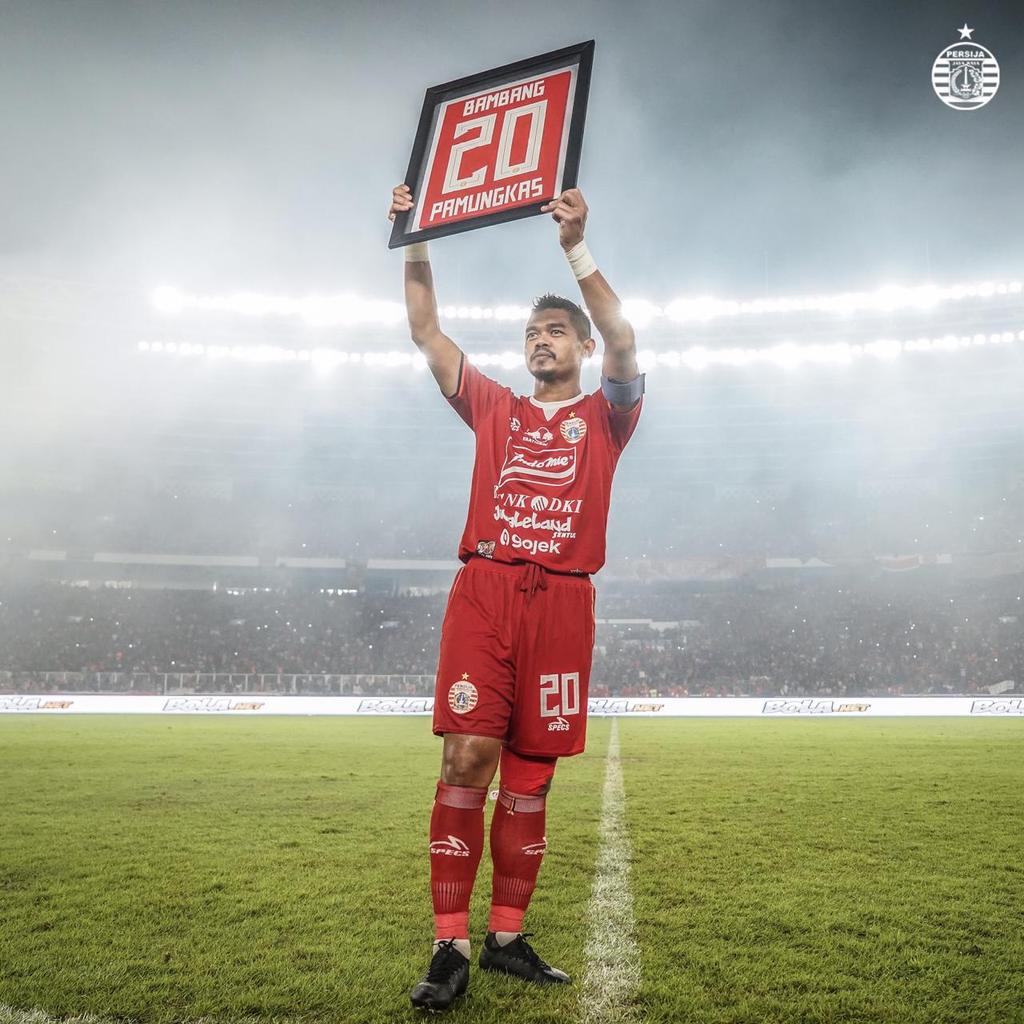 "Orang bijak berkata, laki-laki sejati tidak menangis. Tapi hatinya berdarah. Malam ini izinkan saya menjadi laki-laki sejati. Tidak banyak berbicara, cukup hati saya yang berdarah," ucap <a href="/bepe20/">WHYGANK</a> tepat setahun yang lalu.

#OnThisDay #BelieveIn12 #PersijaJakarta