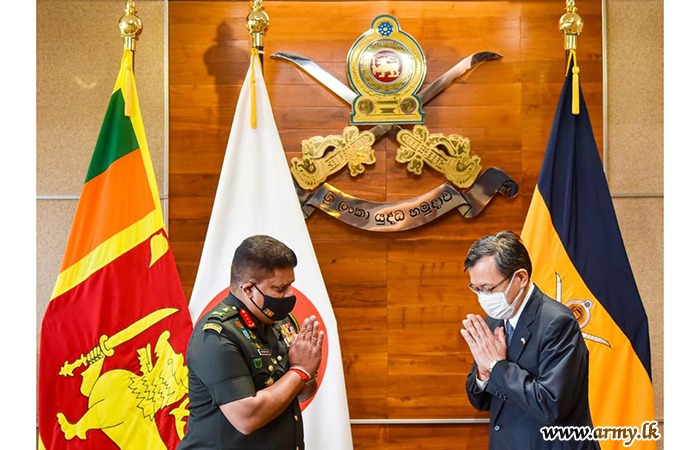 Sri_Lanka_Army's tweet photo. HE the Ambassador of Japa in SL, Akira Sugiyama, paid a courtesy call  on Lt Gen @SilvaShavendra, CDS &amp; Comd of the @Sri_Lanka_Army at the Army Headquarters in Sri Jayawardenapura to have an update COVID 19 and mutual interest.
@SLinJapan @japantimes @MofaJapan_en @newsdotlk https://t.co/kZaw61WQ0T
