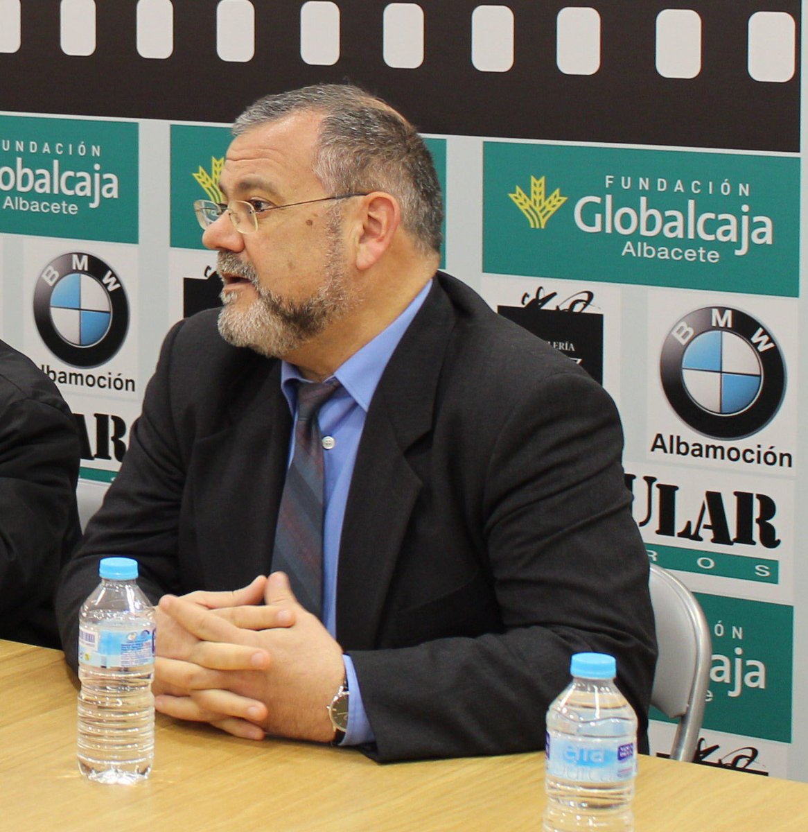 JuanmadelaPoza's tweet photo. Ya puedes leer la esperada #Entrevista que el gran crítico de #Cine @CsarBards, el rey de las anecdótas cinematográficas en Twitter, le ha concedido a @Vive_Online (agencia de #MarketingDigital): https://t.co/Ns08HjDpwg. Solo en https://t.co/MgP06cCKPw. ¡No te la puedes perder! https://t.co/JFZWxN7pVJ