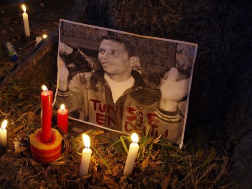 1/ The trigger:  #Bouazizi wanted to protest against police harassment after his vegetable trail had been confiscated. Echoing similar grievances, this local incident turned into a national protest. The protest forced President Ben Ali to flee the country (Jan. 14).