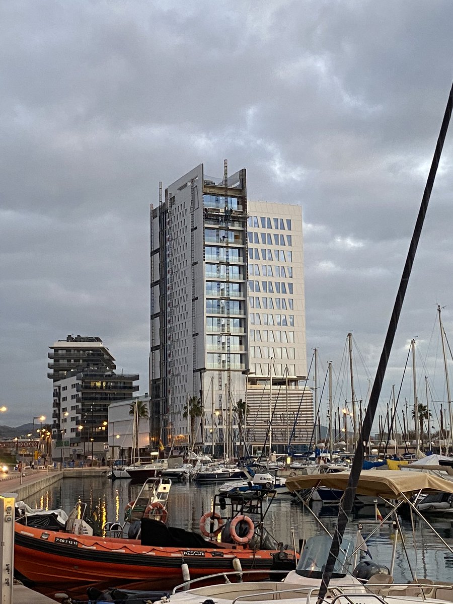 Exemple:l’Hotel del Port de #Badalona .Però el que diré val per totes les obres.Fins que no s’entengui,a Brussel.les,a Madrid, a Catalunya,a l’Area Metropolitana,i a la ciutat de torn,que una obra no pot estar 5 anys tramitant-se per un 2 anys alçant-se,no ens en sortirem.👇🏻👇🏻