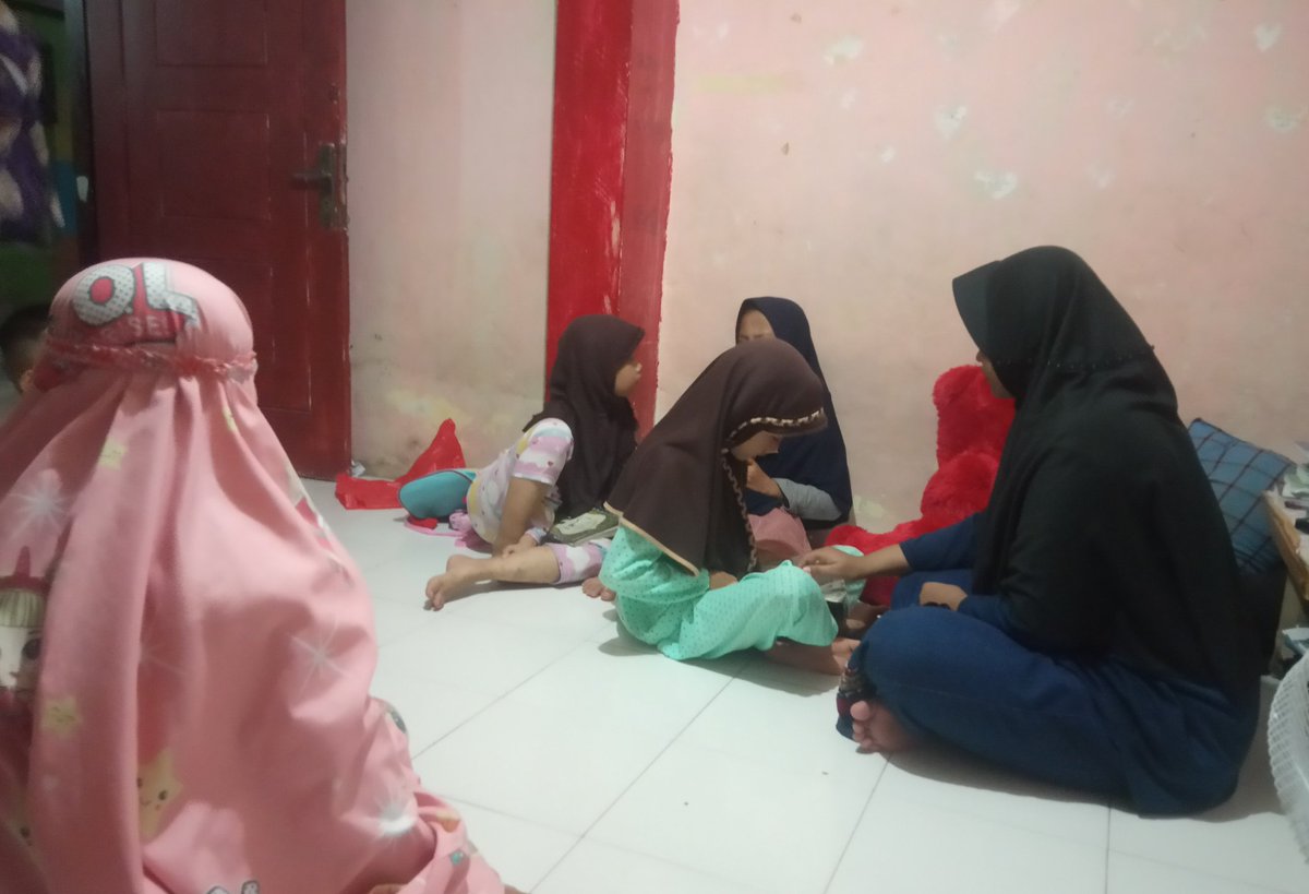 muyassroh's tweet photo. Mengajar bukan berarti lebih pintar.  Memberi tahu bukan berarti sok tau. Di keadaan seperti saat ini kita perlu membagi. Terimkasih program mengajar dari rumah. 
#diktimengajardarirumah 
#diktidutaedukasiperubahanperilaku https://t.co/jxkXKgkv1u