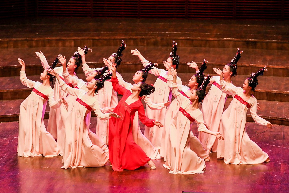 lachicaesperan1's tweet photo. Traditional Chinese dancing is mainly in group forms. Every single groove requires enduring practice, great physical flexibility, and a great sense of aesthetics. #dancing #chinesedancing #dance https://t.co/XsV97G3Cl9