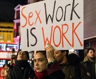 17 Aralık Dünya Seks İşçilerine Yönelik Şiddetle Mücadele Günü'nde tekrar ve tekrar yineliyoruz: Seks işçilerinin hakları insan haklarıdır! Seks işçisi olmak şiddete bahane değildir! Seks işçiliği, iştir!