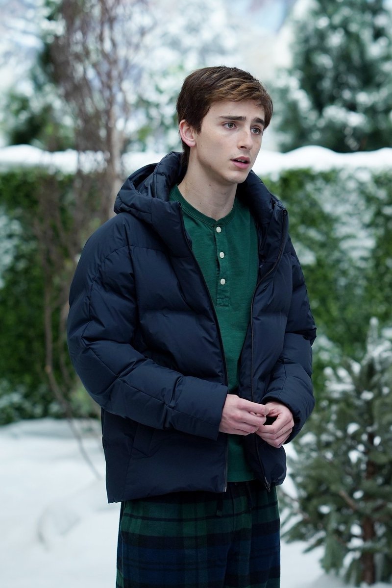 ภาพชัด ทิโมธี ชาลาเมต์ ขณะเล่น 'December to Remember' ล้อเลียนโฆษณารถยนต์ ในรายการ Saturday Night Live เทปวันที่ 12 ธันวาคม 2020

พอผมเป็นงี้แล้วดูเด็กลงไปอีกเกือบ 10 ปี... (จากที่เด็กอยู่แล้ว)