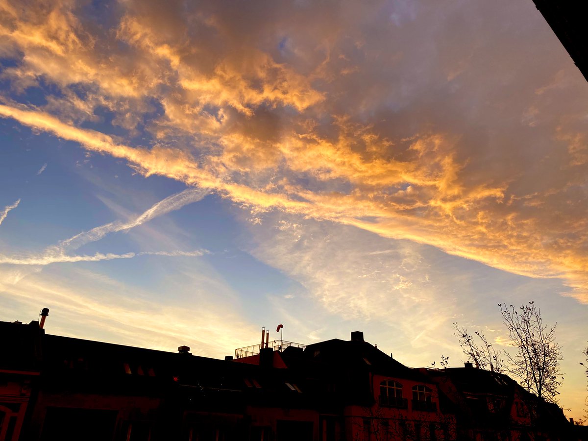 KWaldersee's tweet photo. Light and darkness. #berlinsky #skyview https://t.co/8wUhM9LJiB