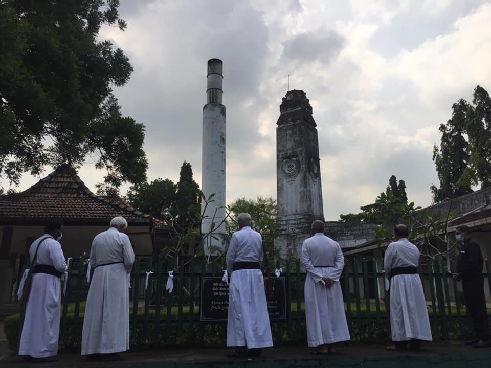sunandadesh's tweet photo. #SriLanka 
This morning, a group of Anglican, Catholic &amp; Methodist priests tied white clothes outside crematorium @ Borella cemetery (where 20days child was burnt against parents wishes) to #StopForcedCremations in #lka (tx 2 @rukitweets  FB) #WhiteClothProtest https://t.co/OTOTyyPHP4